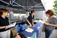 受付では車両ステッカーとトランシーバーが渡された。この日午後の参加は32名。4つのグループに分かれてプログラムを体験する。