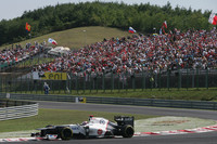 ザウバーは2台とも悪戦苦闘。小林可夢偉は予選15位からスタートで後退、ポイント圏外で周回を重ねたものの、油圧計トラブルを抱え最終周にマシンをガレージに入れた。18位完走扱い。セルジオ・ペレスは14番グリッドから同じ順位でゴール。両者とも上がらないペースに手を焼いた。（Photo=Sauber）