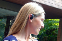 デザイナーは、「スリムで目立たない、耳にフィットする丸いもの」を念頭に開発したという。実際に装着した様子は、ごらんのとおり。