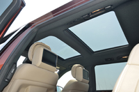 写真の「リアエンターテインメントシステム」はオプションの「オーディオ＆ビジュアルパッケージ」（33万円）に含まれる。