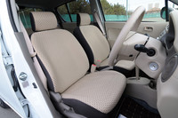 シートの形状そのものは、「アルト」のものと全く同じ。ただし、ウレタンパッドを低密度な素材に変えることで軽量化が図られた。