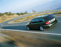 日本には、2リッターV6（159ps/6800rpm、20.4kgm/4100rpm）と2.5リッターV6（198ps/6800rpm、24.9kgm/3000rpm）が導入される。トランスミッションは、いずれも5段AT。駆動方式は、前者がFF、後者が4WD。ボディサイズは、全長×全幅×全高＝4730×1790×1485mm。ホイールベースは2710mmとなる。
	 