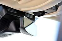 センサーで後続車の光量を検知し、自動的にまぶしさを軽減させるルームミラー。フレームレスのデザインは2015年モデルから。
    