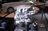 
	三菱自動車は、技術展示で“新世代エンジンファミリー”と、次世代GDIを展示した。
	0.66＆1リッター3気筒の「ミニエンジンシリーズ」、1.1＆1.3リッター直3「スモールエンジンシリーズ」、そして1.8、2.0、2.4リッター直4「コンパクトエンジンシリーズ」になるという。
	
	新しい「GDI」（写真下）は、「コンパクトエンジンシリーズ」の2.4リッター直4がベース。「低燃費」を追求すべく、成層リーンバーン領域を拡大したほか、新しい触媒技術の採用で、クリーンな排ガス性能を目指す。
	 