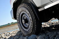 足元はスチールホイールと7.50R16サイズの商用車用チューブタイヤの組み合わせ。