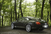 【試乗車のオプション装備】
ブライトアルミニウムフェイシアパネル＝30万700円／ディープパイルカーペットマット＝4万8100円／スペースセーバースペアタイヤ＝2万5900円／オートトランク＝10万1600円／カーボンセラミックブレーキ＝196万6000円　※取材車は2008年モデルのため、現行モデルと一部価格が異なります。
