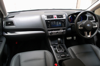 「レガシィアウトバック」のインテリア。内装色はブラックが基本だが、標準グレードにはオプションでアイボリーも用意されている。