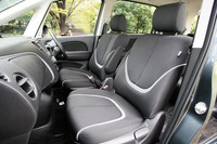 シートはブラック（写真）とライトベージュの2色から選択可能。「20S」のシート地は、汚れにくい「クリーナブルシート」機能を備える。