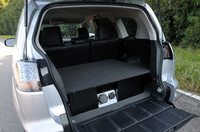 試作車ではコントロールユニットが荷室に出っ張っているが、市販車では床下に設置されるはずだ。充電プラグも、室内ではなく車体の右側に装備される予定になっている。