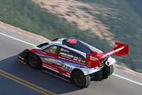 ベースとなるマシンは、北米で販売されている7人乗りSUV「XL7」。搭載されるエンジンは3.6リッターV6にツインターボを組み合わせたもので、1007psを発生するという。