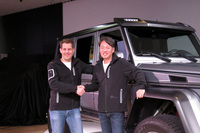 メルセデス・ベンツ日本の上野金太郎社長（写真右）と、「Gクラス」の統括責任者を務めるダイムラーAGのグンナー・グーテンケ氏（左）。