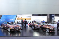 「メルセデス・ベンツE400ハイブリッド」（左）と「E300ブルーテック ハイブリッド」