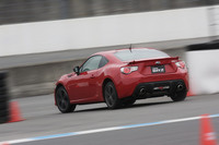 リアのウイングは、車体下部をフラットにするアンダーカバーとのセットオプション「エアロパッケージ」として用意される。