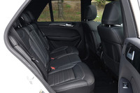 後席は9段階のリクライニング機能付き。6：4の分割可倒式になっており、前方に倒せば荷室の容量を拡大できる。