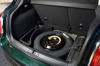 荷室の床下には、スペアタイヤが収納されている。