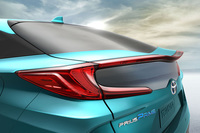 バックドアのウィンドウは、2つのふくらみを持たせた“ダブルバブル”形状を採用。空気の流れをイメージしたデザインとされる。