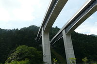 裏高尾町から見る高尾トンネル。