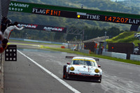 激しいバトルをかいくぐり、GT300クラスを制したNo.33 HANKOOK PORSCHE（影山正美／藤井誠暢組）。