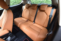 後席にも、もちろんフラウのレザーシートが装着される。6：4の分割可倒機構が付く。