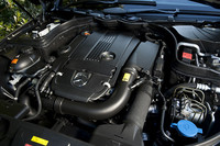 可変バルブタイミングや筒内直接噴射など、燃費改善のためのハイテク装置を備える1.8リッター直列4気筒エンジンと、ターボチャージャーを組み合わせたCGIユニット。トルク感もフィーリングもスペックから想像するよりはるかに上。