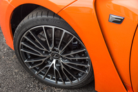 タイヤサイズはフロントが255/35ZR19、リアが275/35ZR19。4種類のデザインの鍛造ホイールが用意されている。