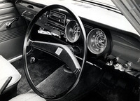 66年11月にデビューした初代カローラの、初期型のインパネ。当時の国産小型車では珍しかった4段フロアシフトとともに、円形メーターがスポーティな印象を演出していた。