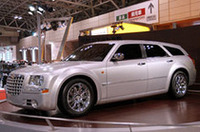 
	2003年のニューヨークショーに出展された「300C」のワゴンバージョン。クラシカルなデザインのボディは、全長×全幅×全高＝4999×1881×1483mm、ホイールベースは3048mmという堂々とした体躯だ。エンジンは、5.7リッターV8の新型「HEMI」を搭載。ワゴンは4WD、セダンは後輪駆動となる。
	【スペック】
	全長×全幅×全高＝4999×1881×1483mm／ホイールベース＝3048mm／駆動方式＝4WD／5.7リッターV8
	 