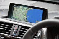 ダッシュボードの液晶画面は、カーナビの情報だけでなく、車両の設定項目やパワーメーターなどの表示に使われる。（写真をクリックすると、画面の表示バリエーションが見られます）