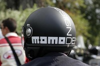 MOMO DESIGNのツヤ消しヘルメット。