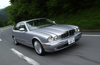 【スペック】XJ8 3.5：全長×全幅×全高＝5090×1900×1450mm／ホイールベース＝3035mm／車重＝1680kg／駆動方式＝FR／3.5リッターV8DOHC32バルブ（267ps／6250rpm、34.6kgm／4200rpm）／車両本体価格＝833.0万円