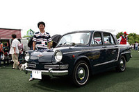 日野初のオリジナル乗用車である「コンテッサ」のなかでも数少ないスポーティモデルである「1964年型コンテッサ900S」、しかも「大5」のシングルナンバー付きという希少車。現オーナーの豊島篤さんのお父様が、長年にわたって愛用していたクルマという。
