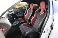「NISMO RS」に標準装備されるレカロ製スポーツシート。背もたれには「nismo」のロゴが施されている。
    