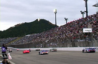 あたりが暗くなるまで続いたパレードラン。スタンド前は、カメラのフラッシュと歓声に包まれた。