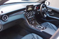 「GLC250 4MATIC Edition 1」のインテリア。インテリアトリムには、ブラウンライムウッドとアルミニウムが採用されている。