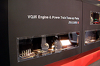 【写真上】初お披露目、JGTC仕様の「フェアレディZ」【写真下】特に力を入れたとされるパーツコーナー