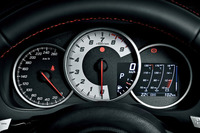 3眼式のコンビネーションメーター（AT車）。