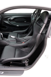 シートはレザーで覆われたバケットシートを装着。カレラ・クーペのシートより約20kg軽いという。標準仕様は、パワーウインドゥやエアバッグなどを装備。オートエアコンは、オプション価格0円で装着できる。