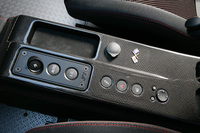 センタートンネル上のスイッチは前方からリバース／オート（自動変速）／ローンチコントロールの順。その次が本文でも触れたダンパーの減衰力を下げて接地性を高めるためのスイッチだ。