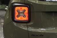 「X」マークはテールランプにも。