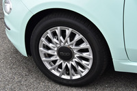 今回のマイナーチェンジでは、外観デザインの一部を変更。上級グレードの「ラウンジ」では、ホイールの意匠も変更されている。