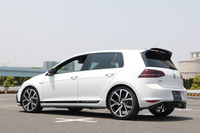 リアビュー。リアスポイラーや19インチホイールが目を引く。