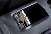 駆動方式は4WD。センターコンソールには、センターカップリングをロックさせる「4WD LOCK」ボタンが用意される。