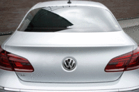 荷室の中央にはスキーホールが備わり、長尺物の積載に対応する。6：4の分割可倒式の後席を倒せば、収納スペースの拡大が可能だ。（画像をクリックするとシートの倒れるさまが見られます）