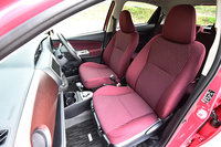 「ジュエラ」の前席。シート表皮は専用デザインとなる。