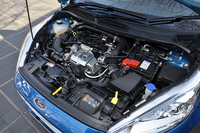 フォード自慢の1リッター3気筒EcoBoostエンジン。小排気量ながら、100ps、17.3kgmという1.6リッターNA車並みのアウトプットを発生させる。