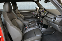 標準仕様のシート素材はファブリックだが、オプションでファブリックとレザーのコンビ仕様や、レザー仕様のシートも用意されている。
    