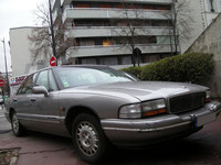 1990年代にボクが乗っていたのと同型の「ビュイック・パークアベニュー」をパリで発見。