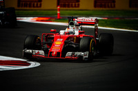 9月のイタリアGP以来の表彰台にのぼったベッテル（写真）。しかしレース終盤、リカルドからポジションを守る際に危険なドライビングをしたとして、ポディウムセレモニーの後、10秒のペナルティーが加算され5位に転落した。コースをはみ出してなお3位を走行し続けたフェルスタッペンには怒りを爆発させ、無線で（下品な言葉を交えながら）猛アピール。レース後、その言動を受けた19歳のフェルスタッペンは、4度チャンピオンとなった先輩ドライバーに「大人げない」とコメントした。（Photo=Ferrari）