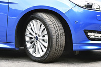 タイヤサイズは215/50R17。試乗車のタイヤは「ミシュラン・プライマシーLC」。