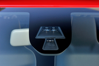 「X」グレードには「レーダーブレーキサポート」（衝突被害軽減ブレーキ）や誤発進抑制機能が標準で装備される。写真はウィンドシールド上部に設置されたレーザー発光・受光ユニット。
    